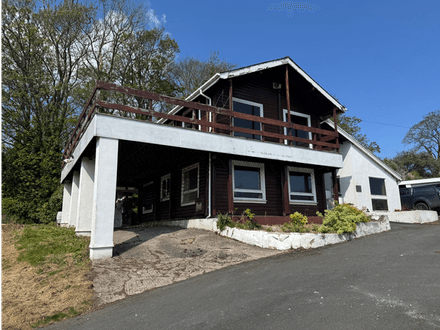 Four Bedroom Detached Chalet-Style Property 