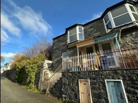 Three Bedroom Property With Mountain Views