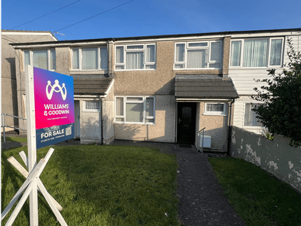 Three-Bedroom House Circa 0.5 of a Mile From Town Centre