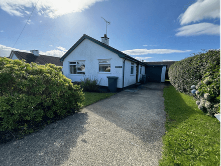 Detached Three-Bedroom Bungalow with Garage